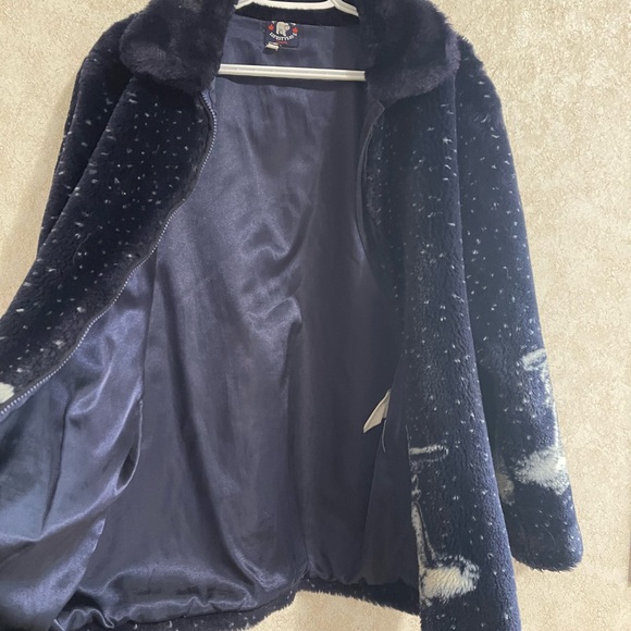 Northern Lifestyles Canada Inukshuk print oversized faux fur jacket. - Picture 3 of 5